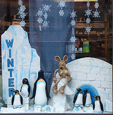 Winterliche Schaufensterdekoration mit Pinguinen © Barbaras Dekoservice