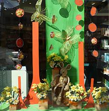 Schaufensterdekoration mit Frühlingsblumen © Barbaras Dekoservice
