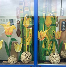 Schaufensterdekoration mit Frühlingsblumen © Barbaras Dekoservice