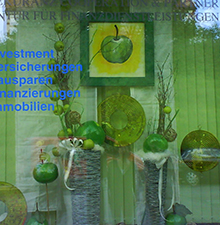 Schaufensterdekoration mit Äpfeln © Barbaras Dekoservice